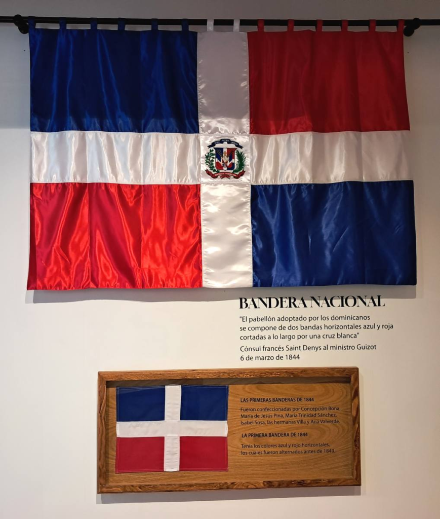 Bandera nacional de la República Dominicana. Museo de Historia en la Plaza de la Cultura de Santo Domingo