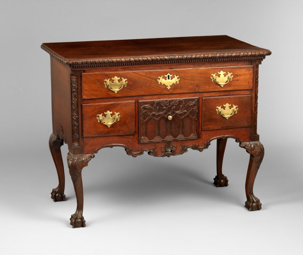 Туалетный столик из резного красного дерева в стиле Чиппендейл, США, 1760–1790 годы. Metropolitan Museum of Art 