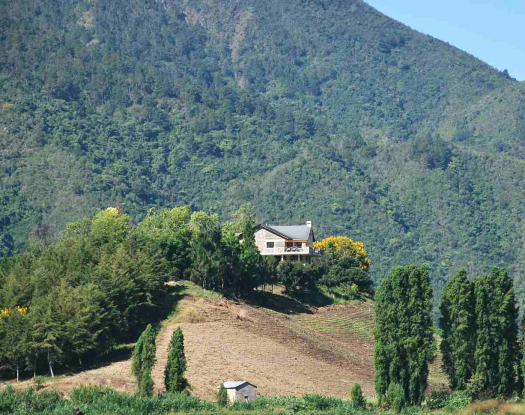 Casa en una ladera de la región montañosa de Constanza, República Dominicana