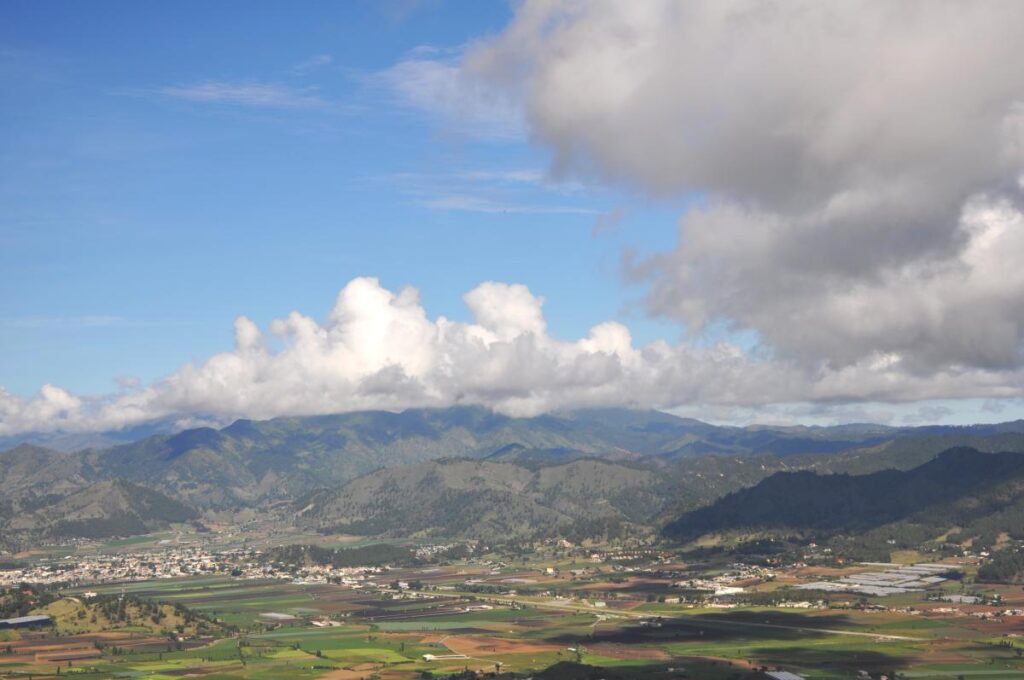 La ciudad montañosa de Constanza con campos agrícolas, República Dominicana