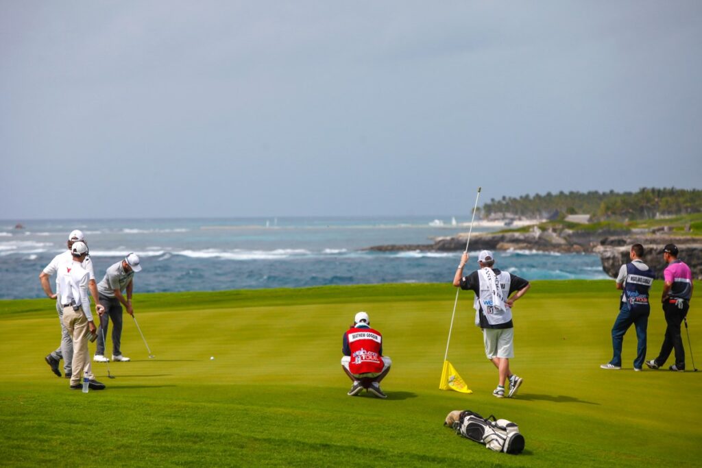 Игра в гольф на турнире Corales Puntacana Resort & Club Championship