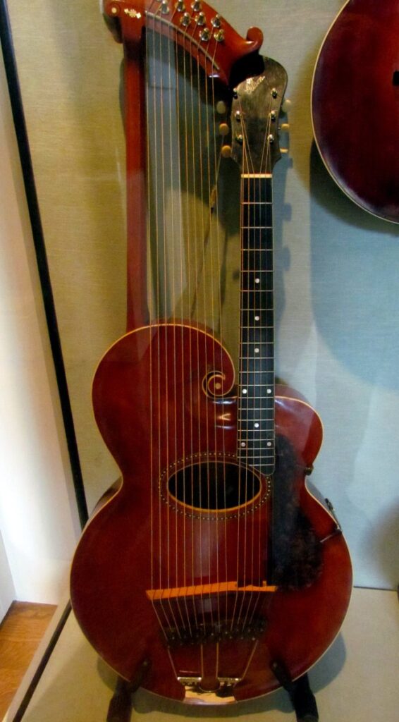 Гитара-арфа Gibson Style U, 1917 год, с грифом и другими деталями из махагони; экспонат Метрополитен-музея, Нью-Йорк. 