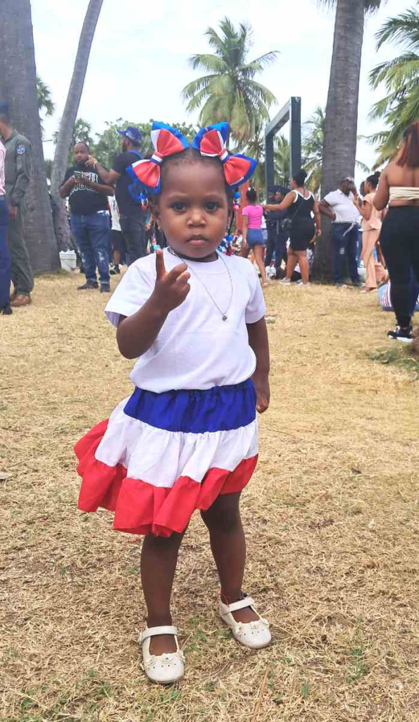 Niña vestida con los colores nacionales de la República Dominicana