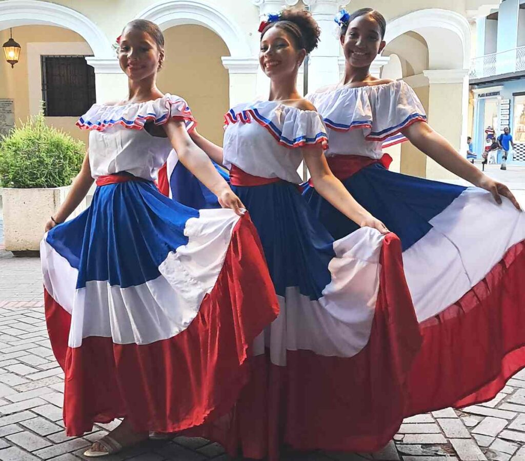 Jóvenes con vestidos nacionales de la República Dominicana
