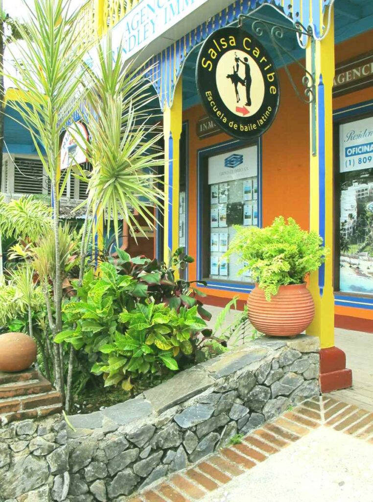 Cartel. Escuela de bailes latinoamericanos. Las Terrenas. Samaná. República Dominicana
