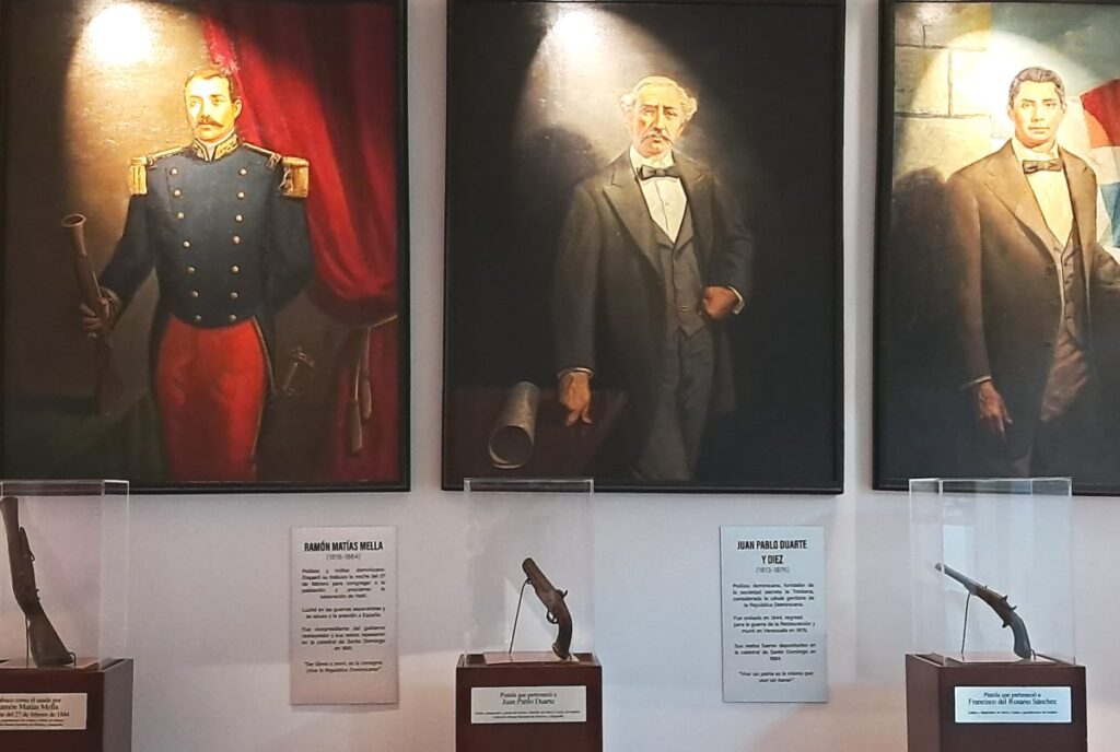 Retratos pictóricos y armas personales de los Padres de la Patria dominicana: Mella, Duarte y Sánchez. Museo de Historia en la Plaza de la Cultura de Santo Domingo