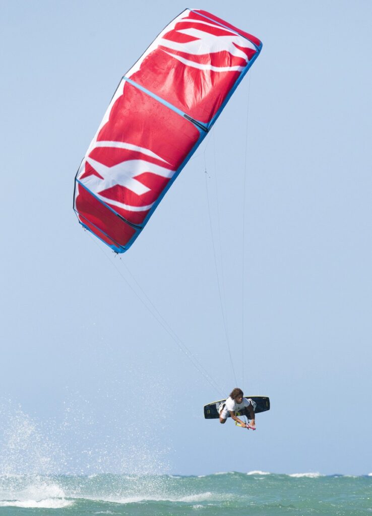 Профессиональный Кайтсерфер Robinson Hilario на Kite Beach в Кабарете. Доминиканская Республика