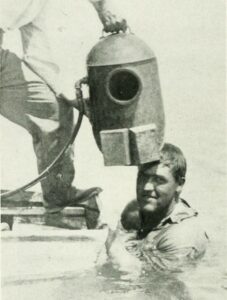 Ранний водолазный шлем 1918 года… Американский писатель и путешественник Рекс Бич (Rex Beach) перед погружением. The American Museum Journal.