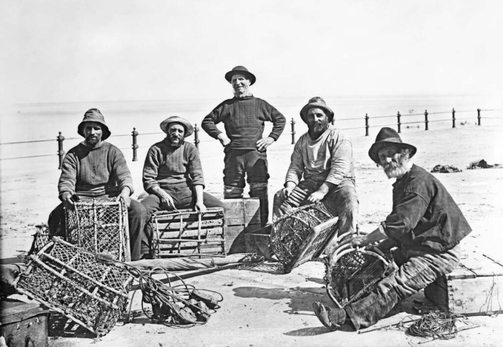 Рыбаки с ловушками для омаров, Шерингем, Норфолк, около 1903 года. 