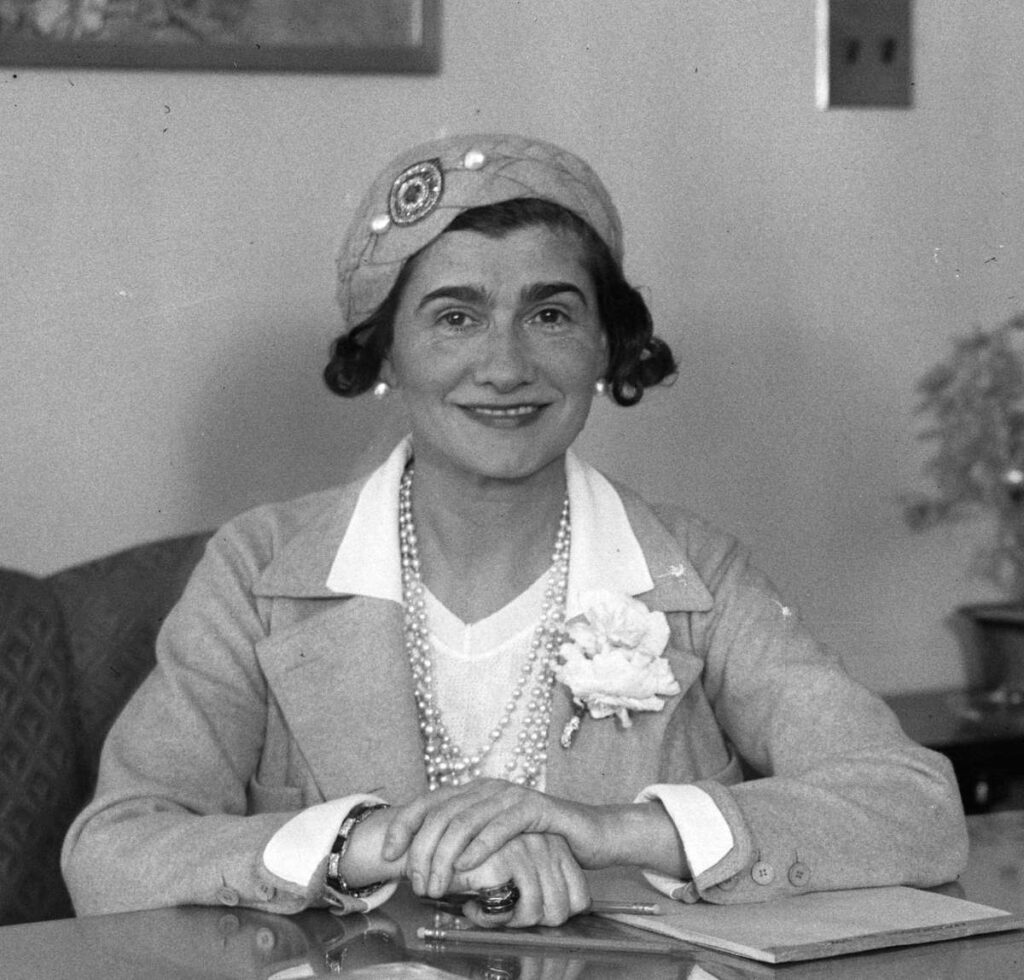 Коко Шанель с ожерельем из жемчуга. 1931 год