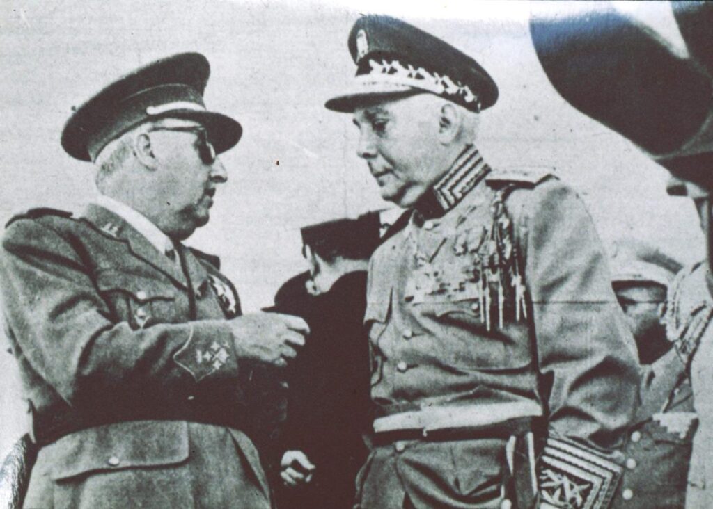 Франсиско Франко (Francisco Franco) и Рафаэль Леонидас Трухильо Молина (Rafael Leónidas Trujillo Molina) во время официального визита Трухильо в Испанию, июнь 1954 года. 