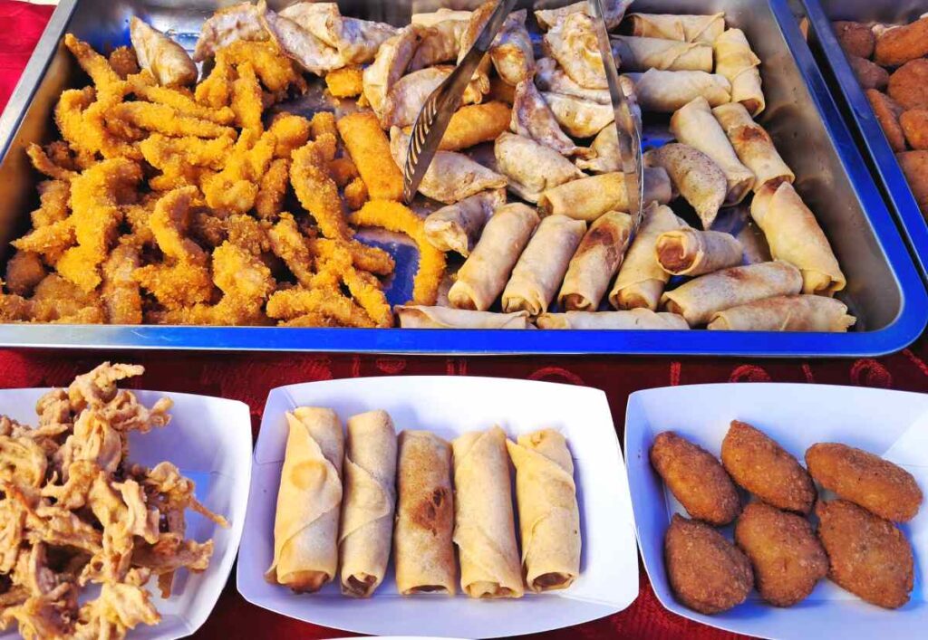 Вкусная уличная еда на воскресном рынке. Санто-Доминго. Доминиканская Республика