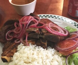 Блюдо Доминиканский флаг. Белый рис, красная фасоль, мясо или курица, маринованный лук