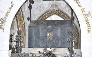 Саркофаг Христофора Колумба в Мавзолее Фаро-а-Колон в Санто-Доминго. Доминиканская Республика