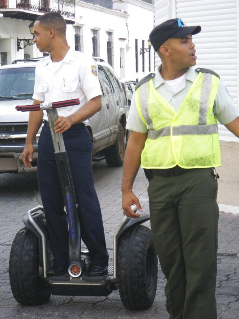Policía POLITUR en la Zona Colonial de Santo Domingo. Fotografía de 2013