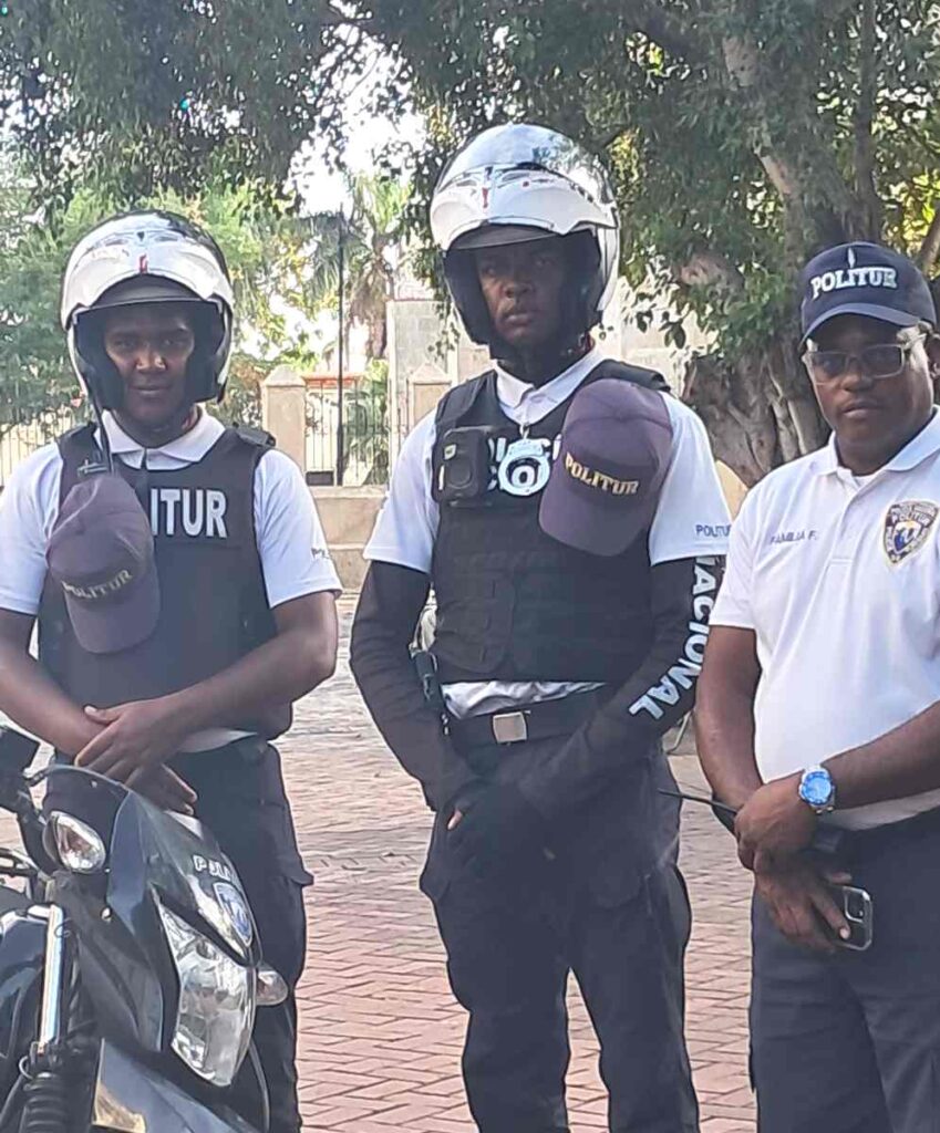 Policía Turística POLITUR en el Parque Colón, Zona Colonial de Santo Domingo