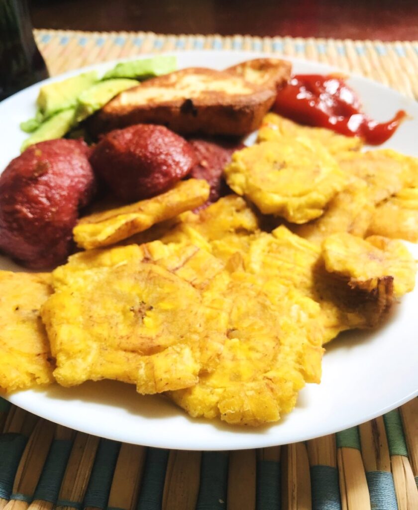 Жареные зеленые бананы (тостонес) с салями. Доминиканская кухня