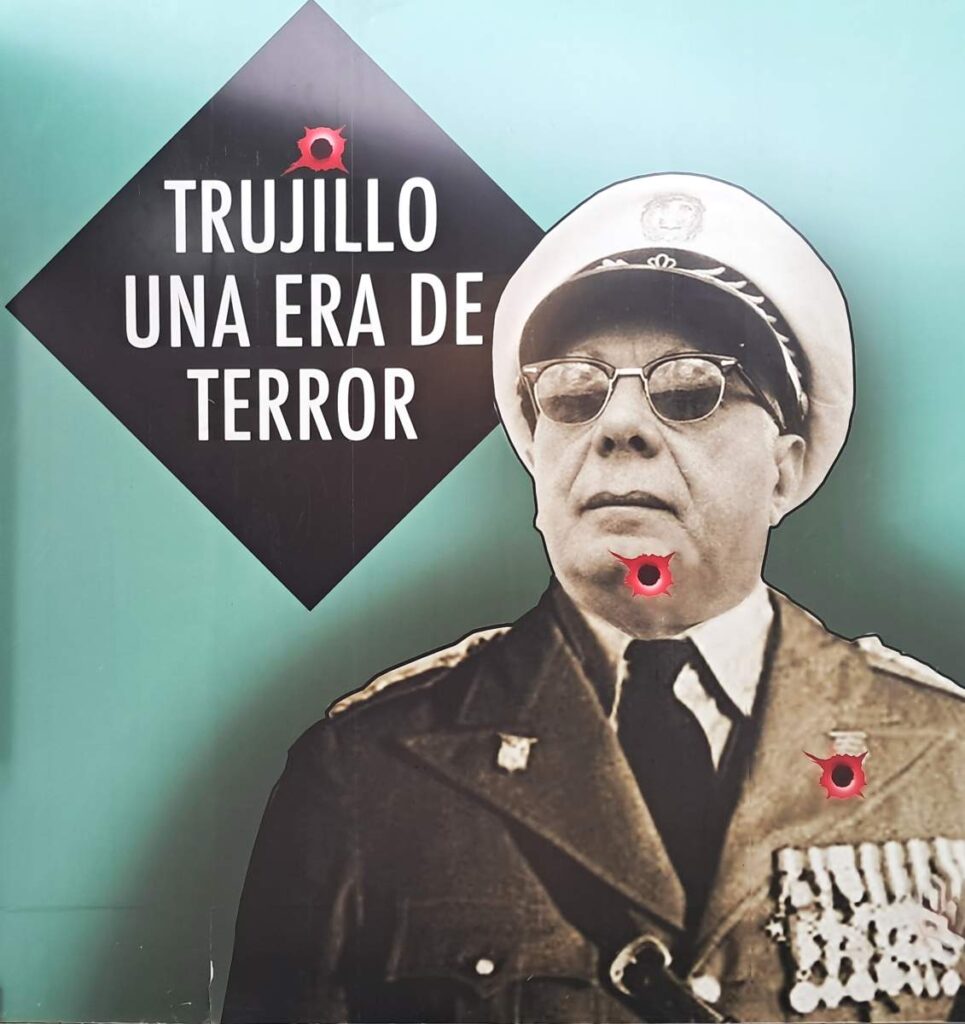 Trujillo. Panel de la exposición del Museo de Historia, en la Plaza de la Cultura de Santo Domingo.